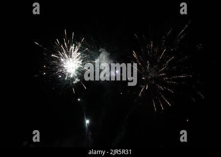 Parga Grecia, una folla di turisti che si divertono con uno spettacolo di fuochi d'artificio nel cielo notturno in occasione della celebrazione del 15 agosto 2022 nella città di parga in grecia, epiro Foto Stock