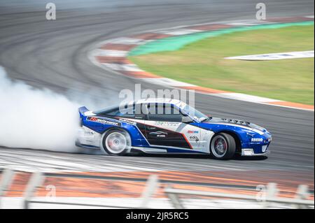 Una vettura sportiva giapponese Nissan Silvia S13 modificata per le corse di drift su una pista Foto Stock