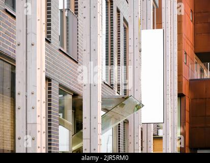 Segnaletica verticale per negozi moderni sulle pareti di un edificio moderno, cartello da lavoro vuoto all'aperto Foto Stock