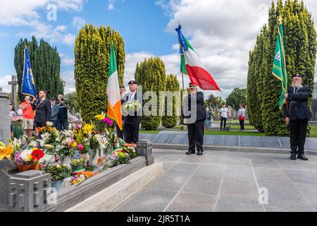 Dublino, Irlanda. 22nd ago, 2022. Nel 100th° anniversario della morte di Michael Collins, i veterani militari di Dublino e il gruppo italiano "Associazione Nazionale Carabinieri Irelanda" hanno tenuto una cerimonia di posa della corona nella tomba di Collin nel cimitero di Glasnevin. John Byrne dei veterani militari di Dublino prestò una corona e salutò la tomba. Credit: AG News/Alamy Live News Foto Stock