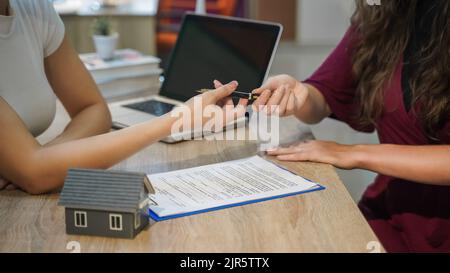Due uomini d'affari giovane ritratto felice sorriso e seduta parlare di squadra insieme discutere di lavoro Consult seduta Foto Stock