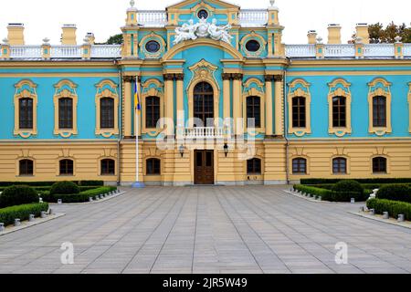 Il Palazzo Mariinsky a Kiev sulle rive di Dnipro, accanto al Parlamento ucraino Verkhovna Rada, è residenza cerimoniale del presidente dell'Ucraina. Foto Stock