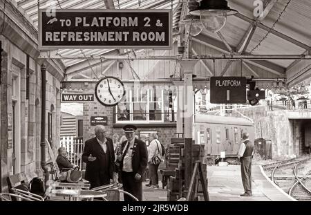 Piattaforma e sala ristoro, British Rail, piattaforma, Llangollen stazione ferroviaria, la stazione, 5 Abbey Rd, Llangollen, Galles, Regno Unito, LL20 8SN Foto Stock