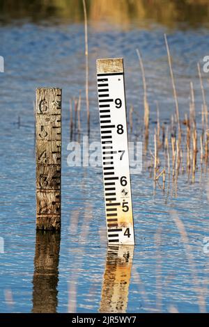 Indicatori del livello dell'acqua uno vecchio l'altro nuovo. Foto Stock