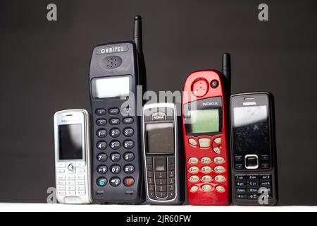 Un gruppo di vecchi telefoni cellulari antiquati Foto Stock