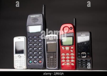 Un gruppo di vecchi telefoni cellulari antiquati Foto Stock