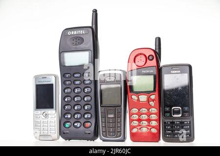 Un gruppo di vecchi telefoni cellulari antiquati Foto Stock