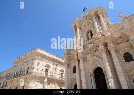 Siracusa è una città della Sicilia dove nacque Archimede. È conosciuta per le rovine dell'antichità. Qui il Duomo nella penisola di Ortigia. Foto Stock