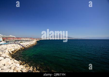 Vista da cartolina del famoso Vesuvio dal lungomare di Mergellina, nella storica città di Napoli Foto Stock