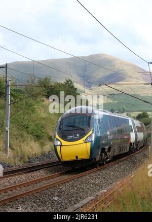 Avanti West Coast classe 390 pendolino elettrico multiunità treno 390131 sulla West Coast Main Line a Lowgill, Cumbria il 22nd agosto 2022. Foto Stock