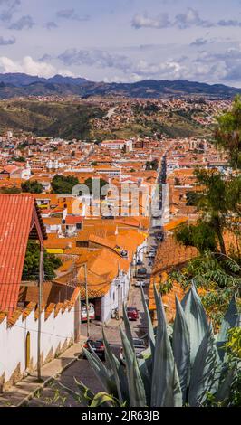 Uno scatto verticale della città di Sucre, Bolivia dal punto di vista del monastero di Recoleta Foto Stock