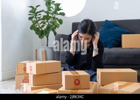 Giovane attraente asia femmina imprenditore premuroso grave dubbio sentire stress preoccupazione con problemi finanziari in crisi PMI piccola impresa Foto Stock