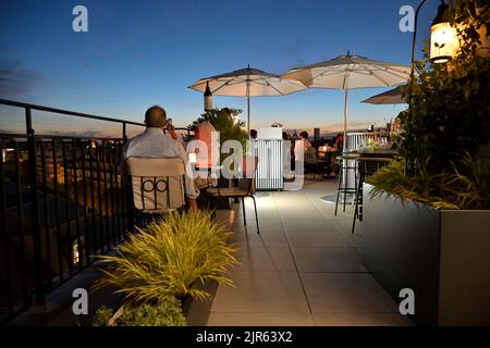 L'elegante Kimpton St Honore offre una splendida vista dal bar sul tetto Sequoia, Paris FR Foto Stock