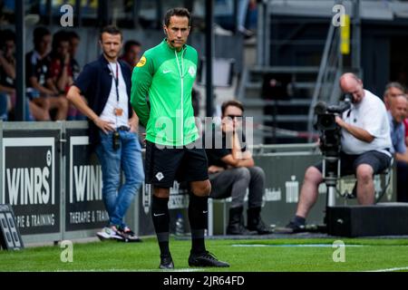 WAALWIJK, PAESI BASSI - 21 AGOSTO: Quarto ufficiale Martin Perez durante la partita olandese di Eredivie tra RKC Waalwijk e Feyenoord allo stadio Mandemakers il 21 agosto 2022 a Waalwijk, Paesi Bassi (Foto di Rene Nijhuis/Orange Pictures) Foto Stock