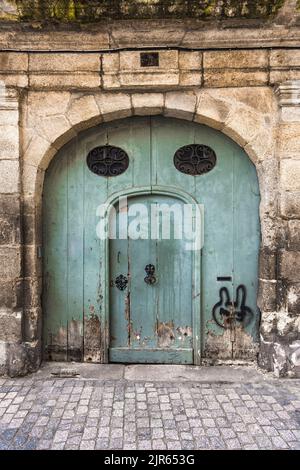 Porta del pullman sulla vecchia casa in Rue Raspail, Limoges, Haute-Vienne (87), Francia. Foto Stock