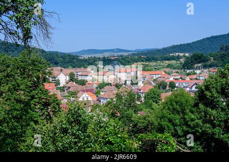 Paesaggio con vista sulle case della città di Sighisoara, in Transilvania (Transilvania) regione della Romania, in una soleggiata giornata estiva Foto Stock