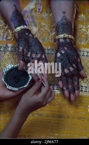 L'henné è applicato alle mani delle spose. India Foto Stock