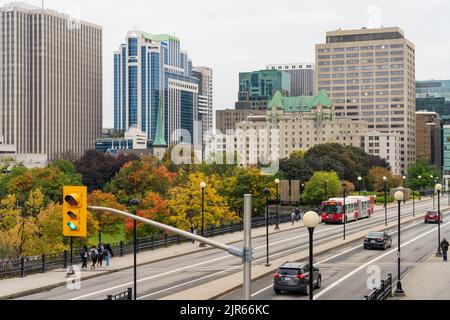Ottawa, Ontario, Canada - 16 2021 ottobre : Ottawa Downtown skyline città in autunno. Mackenzie King Bridge. Foto Stock