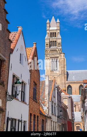 La torre della Cattedrale di San Salvatore (Sint-Salvatorskathedraal) da Kleine Heilige Geeststraat a Bruges, Belgio Foto Stock