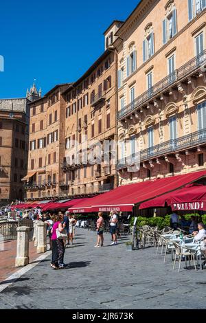 Caffè all'aperto che circondano Piazza del campo a Siena, Toscana, Italia Foto Stock