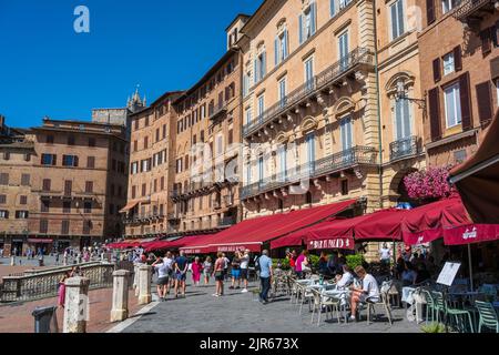 Caffè all'aperto che circondano Piazza del campo a Siena, Toscana, Italia Foto Stock