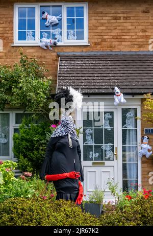 Flamstead Scarecrow Festival 2022 - Cruella de Vil e 101 Dalmatations Scarecrow e cani dalmati lamina decorare l'esterno di una casa, Flamstead. Foto Stock