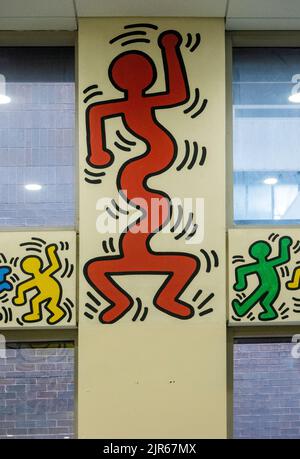 Il murale Keith Haring all'interno della hall del Woodhull Hospital a Brooklyn, New York Foto Stock