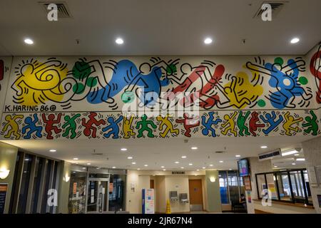 Il murale Keith Haring all'interno della hall del Woodhull Hospital a Brooklyn, New York Foto Stock