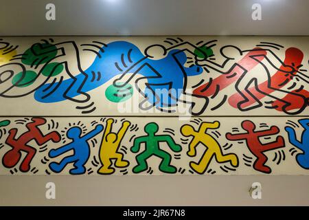 Il murale Keith Haring all'interno della hall del Woodhull Hospital a Brooklyn, New York Foto Stock