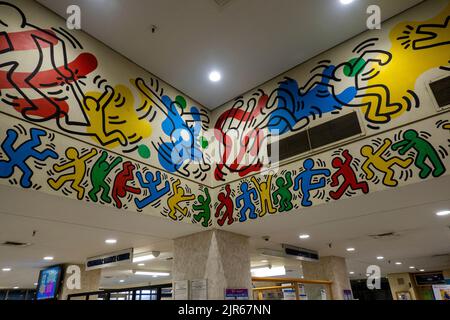 Il murale Keith Haring all'interno della hall del Woodhull Hospital a Brooklyn, New York Foto Stock