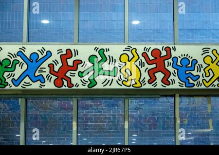 Il murale Keith Haring all'interno della hall del Woodhull Hospital a Brooklyn, New York Foto Stock