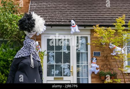 Flamstead Scarecrow Festival 2022 - Cruella de Vil e 101 Dalmatations Scarecrow e cani dalmati lamina decorare l'esterno di una casa, Flamstead. Foto Stock