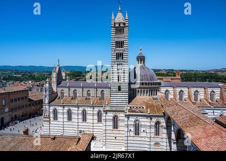 Veduta del Duomo di Siena (cattedrale) e del Campanile (campanile) dal punto di osservazione Facciatone in Piazza del Duomo a Siena, Toscana, Italia Foto Stock
