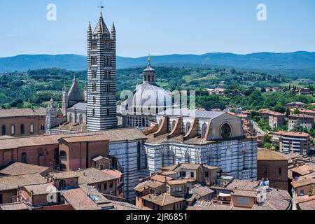 Veduta del Duomo di Siena (cattedrale) e del Campanile (campanile) dalla cima del campanile di Torr del Mangia a Siena, Toscana, Italia Foto Stock