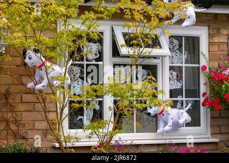 Flamstead Scarecrow Festival 2022 - Cruella de Vil e 101 Dalmatations Scarecrow e cani dalmati lamina decorare l'esterno di una casa, Flamstead. Foto Stock