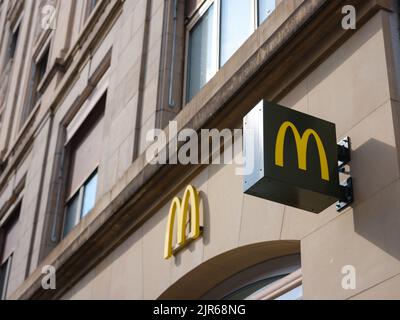Basilea, Svizzera - Luglio 4 2022: McDonald's Restaurants di Basilea. Logo McDonald's. McDonald's è la più grande catena di fast food al mondo Foto Stock