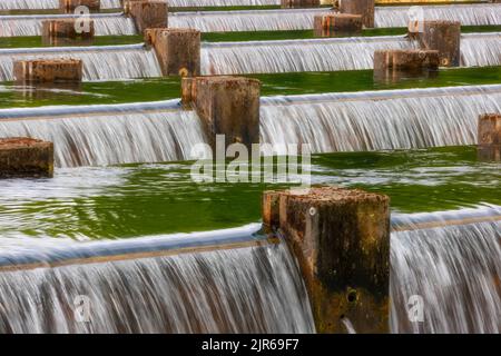 Le dighe di Weir stanno aerando il LabCopyright usato per generare ossigeno - acqua ricca per il mondo - pesca della trota bruna. Foto Stock