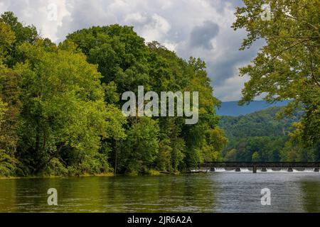 Vista panoramica del fiume South Holston vicino a Bristol, Tennessee. Foto Stock