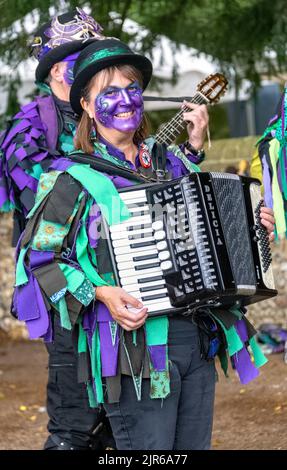 La ballerina Morris suonava fisarmonica, Flamstead Scarecrow Festival 2022, Flamstead, Hertfordshire Foto Stock