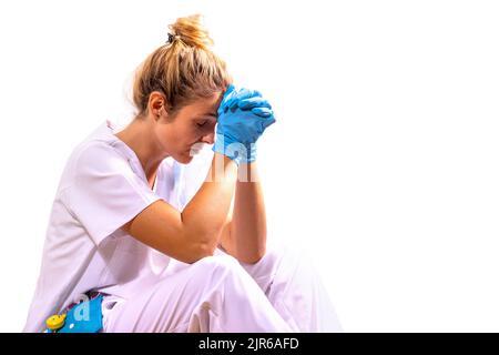 Medico ragazza sconfitta dopo una lunga giornata in ospedale. Foto Stock