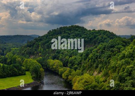 Vista panoramica dalla cima della diga di South Holston Earth a Bristol, Tennessee Foto Stock