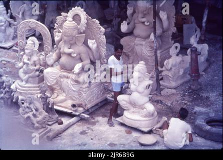 Ganpati Festival, diversi idoli in una fabbrica a Mumbai, Maharashtra, India. Foto Stock