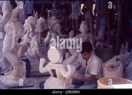 Ganpati Festival, Idol Making Factory a Mumbai, diversi idoli in corso di realizzazione. Foto Stock