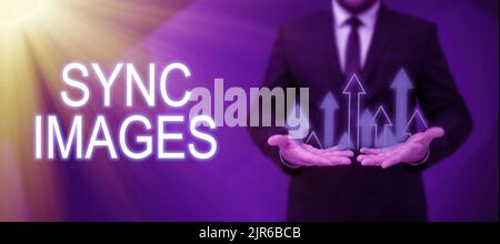 Scrittura a mano di testo Sincronizza immagini. Parola scritta su come rendere le foto identiche in tutti i dispositivi accessibili ovunque uomo d'affari in tuta con blocco note Foto Stock