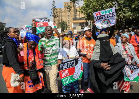 Nairobi, Kenya. 22nd ago, 2022. I sostenitori di Azimio la Umoja una coalizione del Kenya cantano mentre detengono cartelli al di fuori dei tribunali di legge di Milimani mentre attendono il loro candidato presidenziale Raila Odinga per arrivare e presentare una petizione cercando di sfidare i risultati delle elezioni presidenziali. Credit: SOPA Images Limited/Alamy Live News Foto Stock