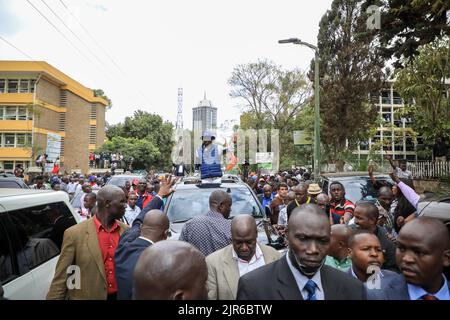 Nairobi, Kenya. 22nd ago, 2022. Azimio la Umoja One Kenya coalizione Raila Odinga ondeggia ai suoi sostenitori al di fuori dei tribunali di legge di Milimani pochi istanti dopo aver presentato una petizione presso gli uffici del Sottogrione della Corte Suprema contestando i risultati delle elezioni presidenziali. Credit: SOPA Images Limited/Alamy Live News Foto Stock