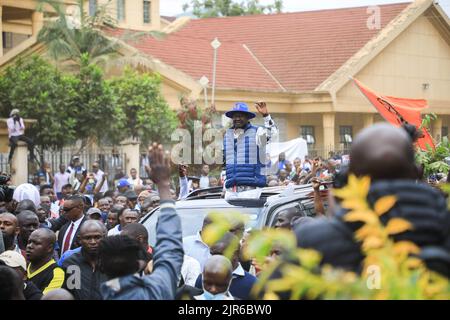 Nairobi, Kenya. 22nd ago, 2022. Azimio la Umoja One Kenya coalizione Raila Odinga ondeggia ai suoi sostenitori al di fuori dei tribunali di legge di Milimani pochi istanti dopo aver presentato una petizione presso gli uffici del Sottogrione della Corte Suprema contestando i risultati delle elezioni presidenziali. Credit: SOPA Images Limited/Alamy Live News Foto Stock