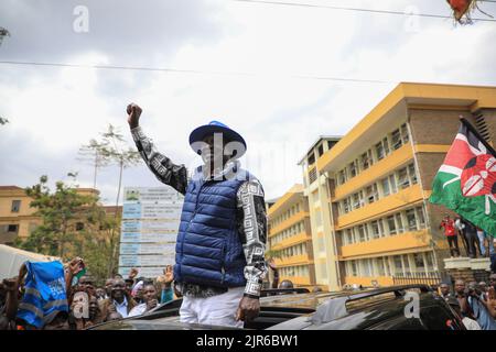 Nairobi, Kenya. 22nd ago, 2022. Azimio la Umoja One Kenya Coalition Raila Odinga parla ai suoi sostenitori al di fuori dei tribunali di legge di Milimani, pochi istanti dopo aver presentato una petizione presso gli uffici della Corte Suprema sotto-Registro che contestano i risultati delle elezioni presidenziali. Credit: SOPA Images Limited/Alamy Live News Foto Stock