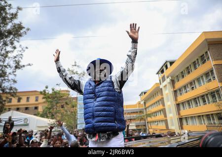 Nairobi, Kenya. 22nd ago, 2022. Azimio la Umoja One Kenya Coalition Raila Odinga parla ai suoi sostenitori al di fuori dei tribunali di legge di Milimani, pochi istanti dopo aver presentato una petizione presso gli uffici della Corte Suprema sotto-Registro che contestano i risultati delle elezioni presidenziali. Credit: SOPA Images Limited/Alamy Live News Foto Stock