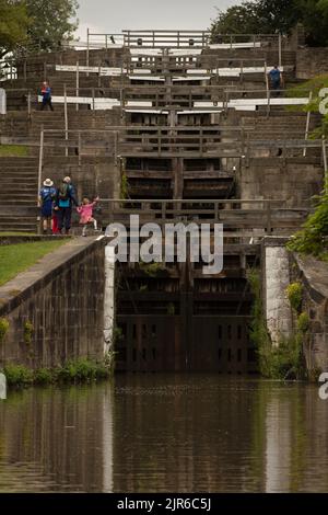 Il Bingley Five Rise si blocca lungo il Leeds e Liverpool Canal Foto Stock